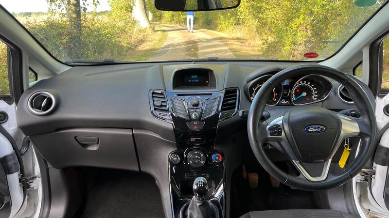 2013 Ford Fiesta — photo 23