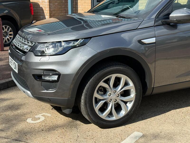 Land Rover Discovery Sport view 4
