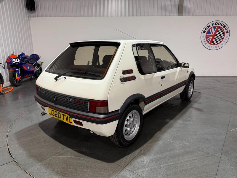 Peugeot 205 view 3