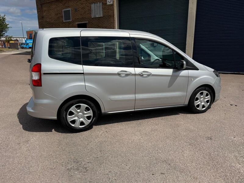 Ford Tourneo Courier view 4