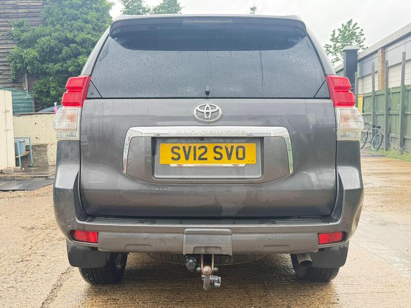 Toyota Land Cruiser view 4
