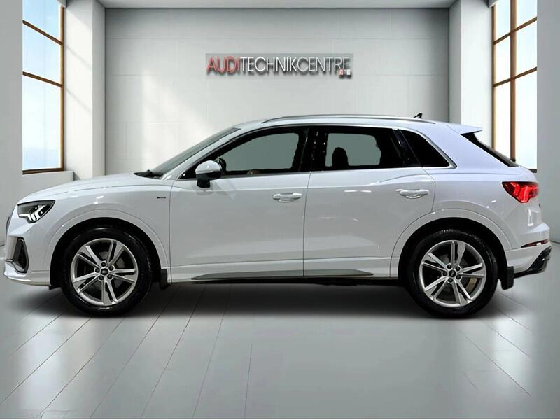 Audi Q3 view 3