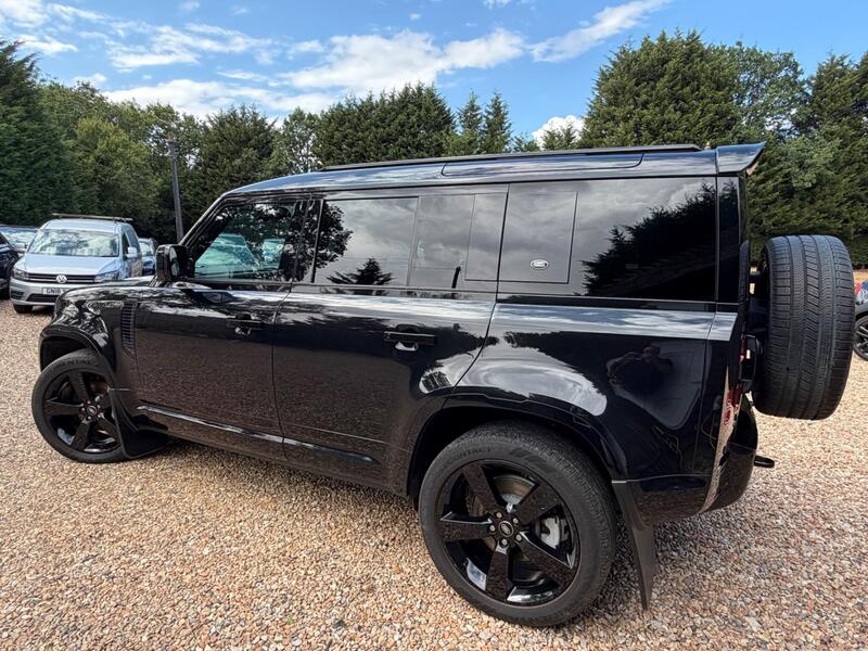 Land Rover Defender 110 view 5