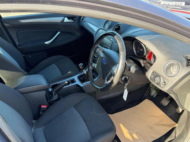 Ford Mondeo view 3