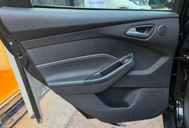 Ford Focus 1.6T EcoBoost Titanium X Euro 5 (s/s) 5dr thumbnail 23