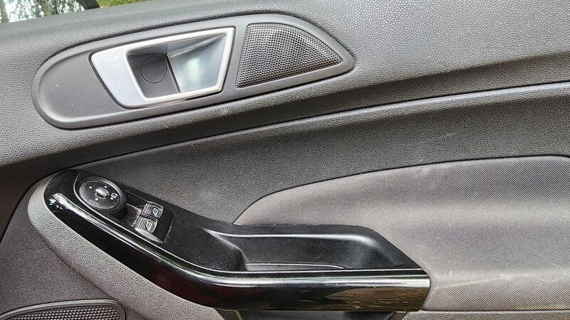 2012 Ford Fiesta — photo 41