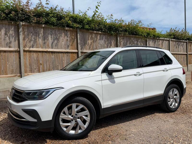 Volkswagen Tiguan view 4