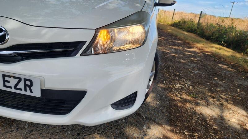 2012 Toyota Yaris — photo 16