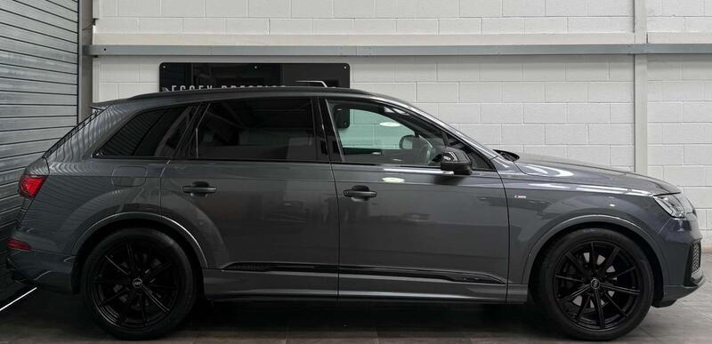 Audi Audi Q7 view 3