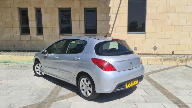 Peugeot 308 view 3