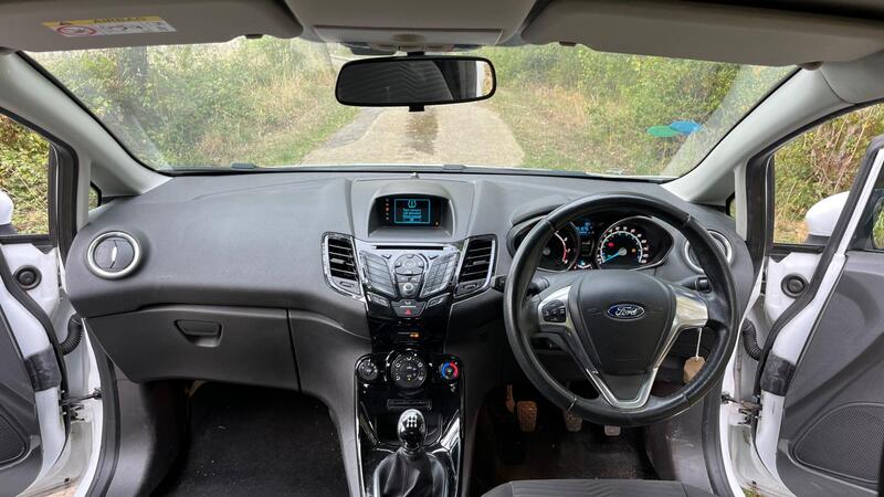 2015 Ford Fiesta — photo 24
