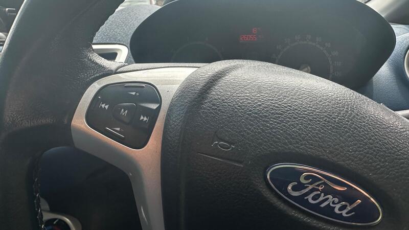 2010 Ford Fiesta — photo 13