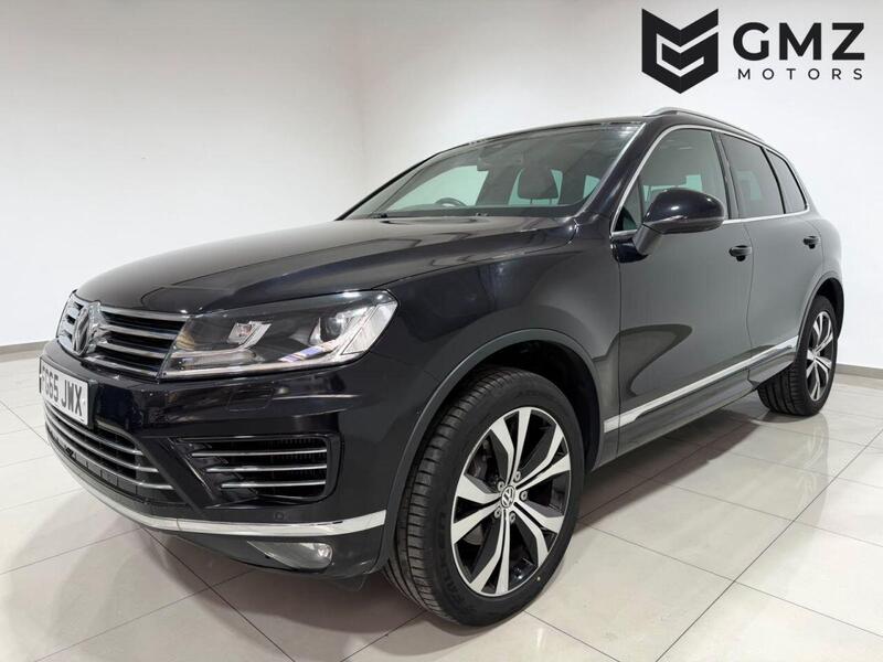 Volkswagen Touareg view 3