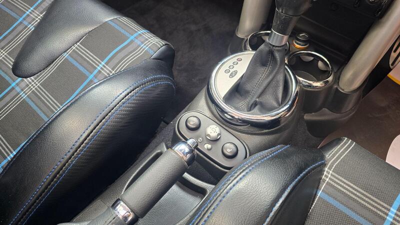 Mini Convertible view 7
