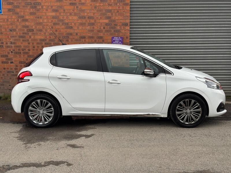 Peugeot 208 view 5