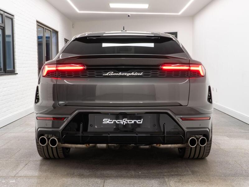 Lamborghini Urus view 7