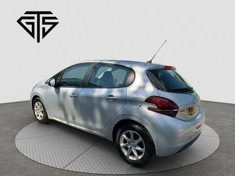Peugeot 208 view 5