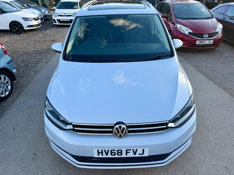 Volkswagen Touran view 3