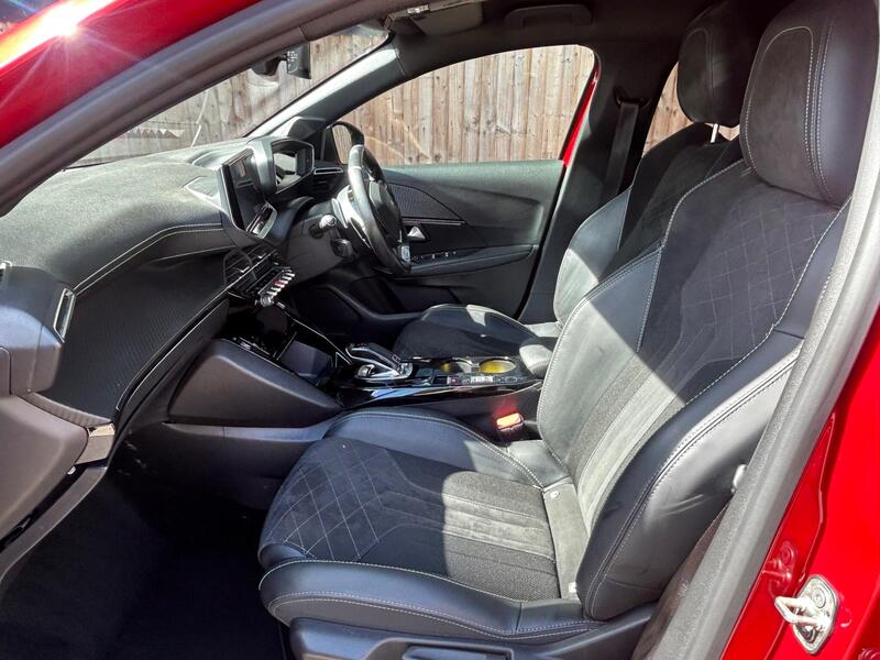 Peugeot 208 view 4