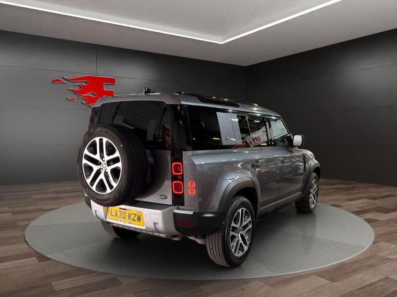 Land Rover Defender 110 view 5