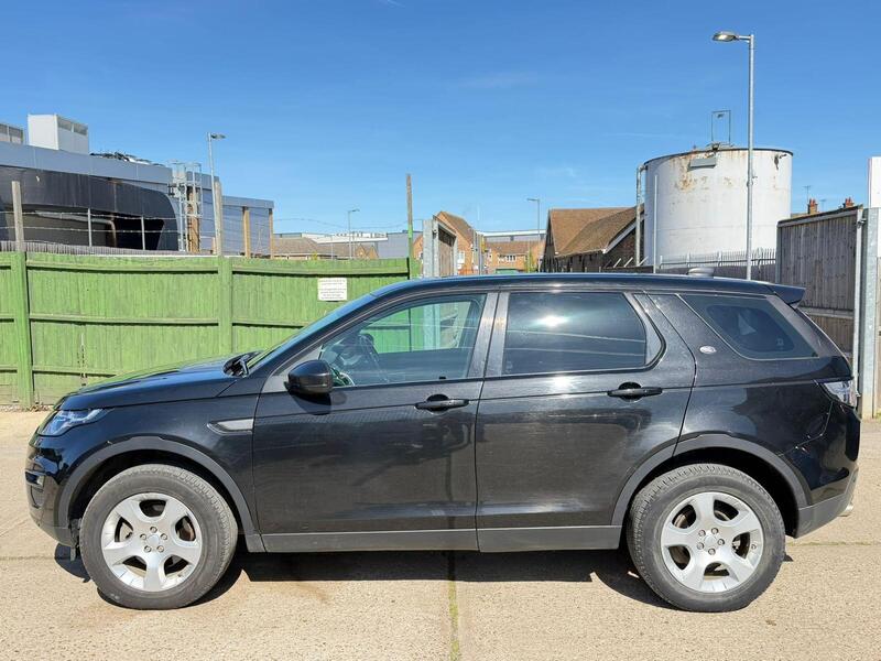 Land Rover Discovery Sport view 5