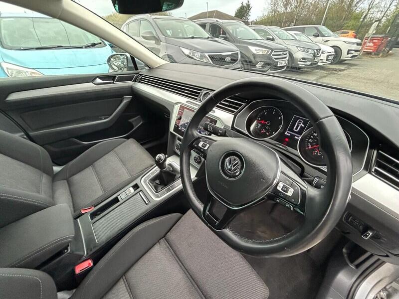 Volkswagen Passat view 3