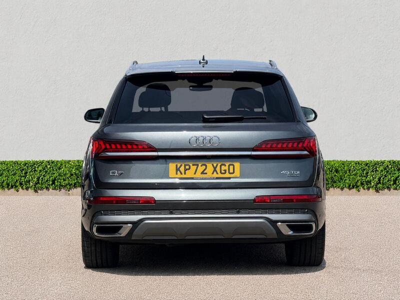 Audi Q7 view 6