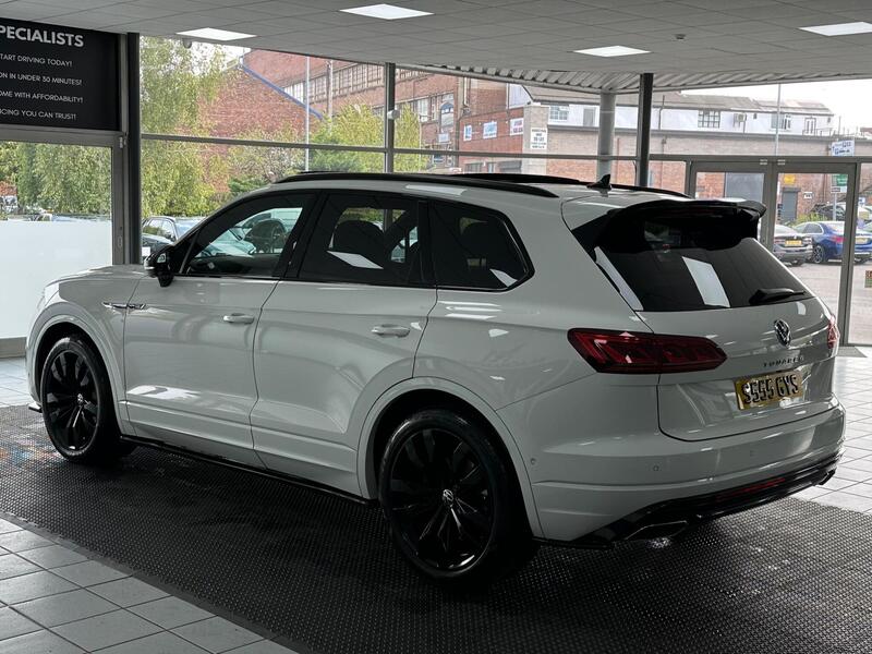Volkswagen Touareg view 10