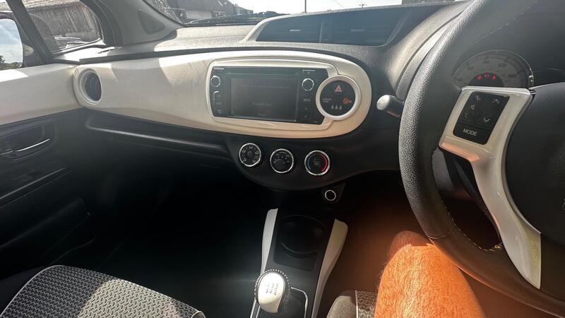 2013 Toyota Yaris — photo 8