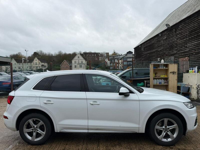 Audi Q5 view 3