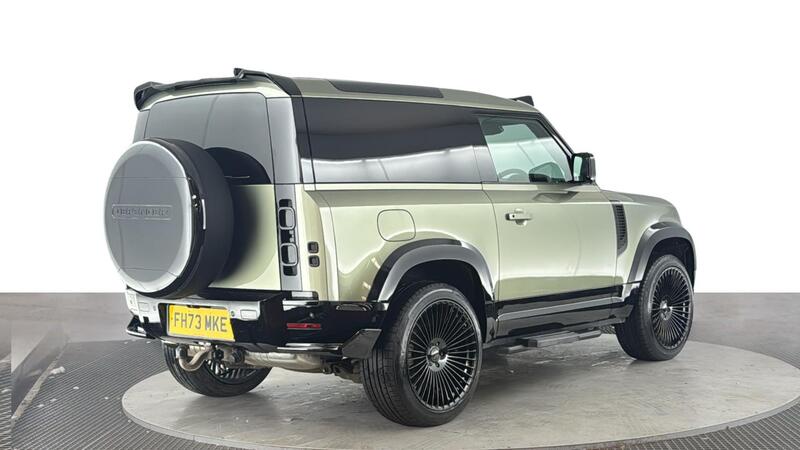 Land Rover Defender 90 view 4