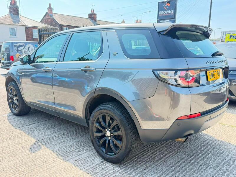 Land Rover Discovery Sport view 5