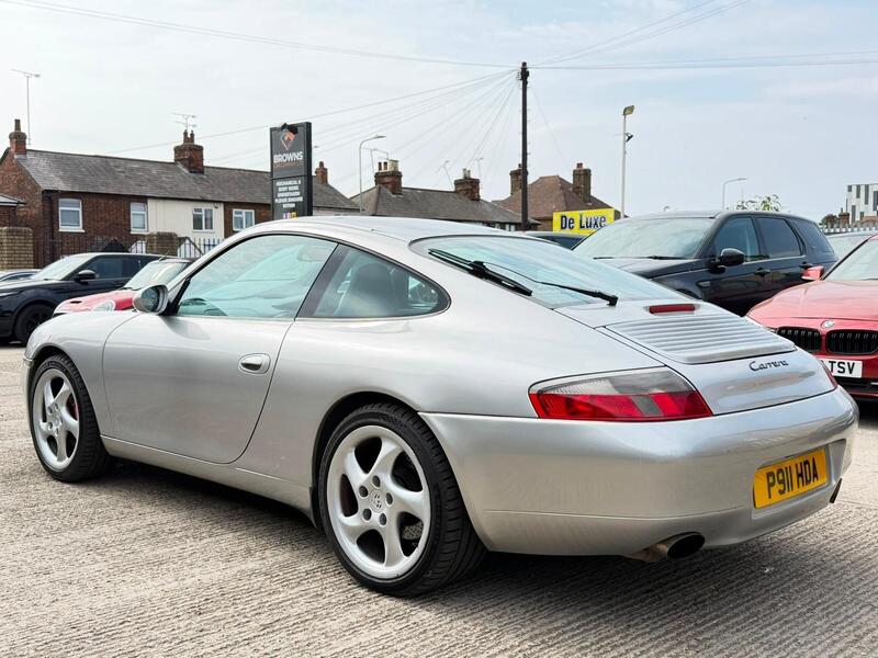 Porsche 911 view 5
