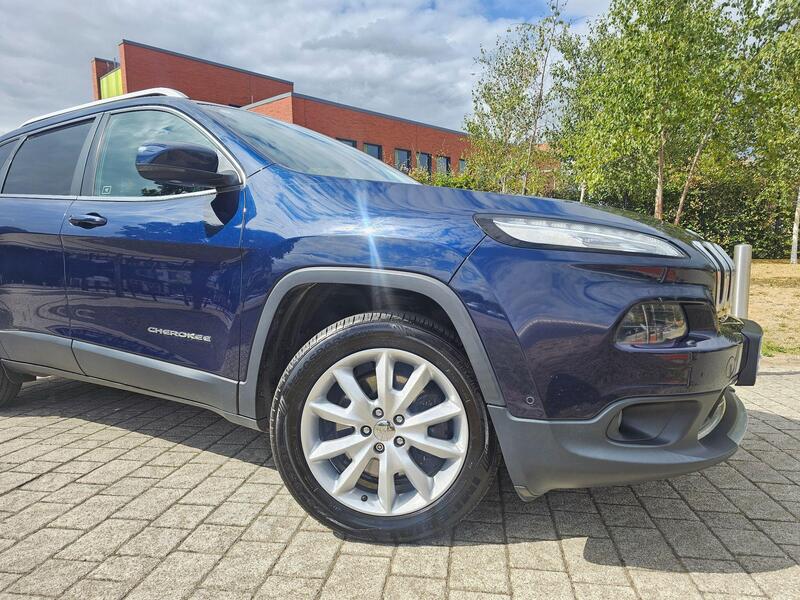 Jeep Cherokee view 3