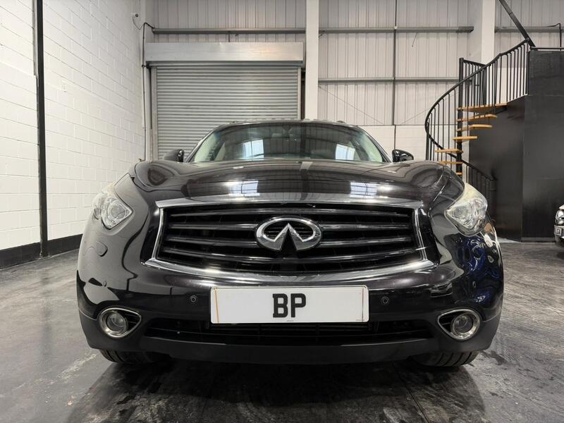 Infiniti QX70 view 6