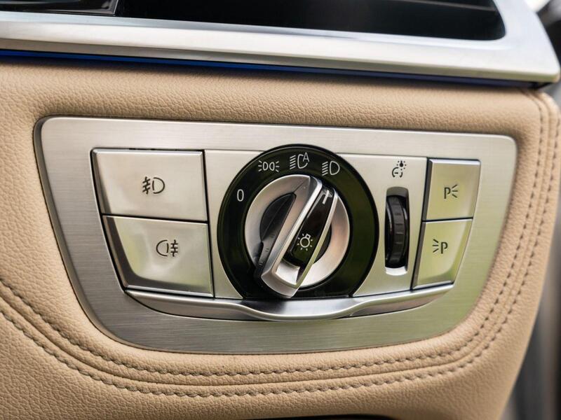BMW 7 Series view 23