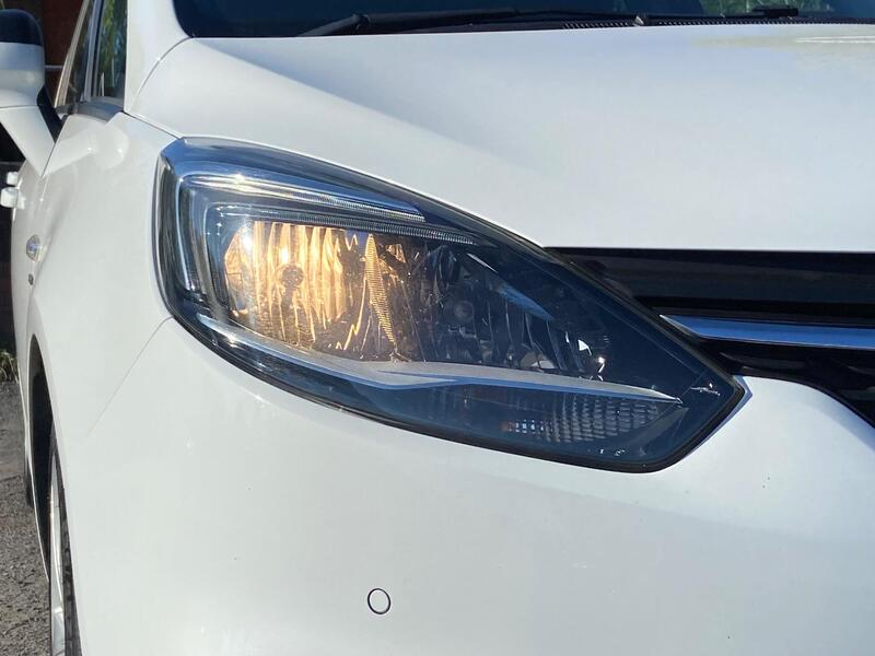 Vauxhall Zafira Tourer view 5