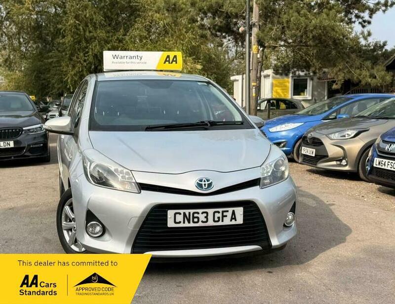 2013 Toyota Yaris 1.5 VVT-h T4 CVT Euro 5 5dr photo 2