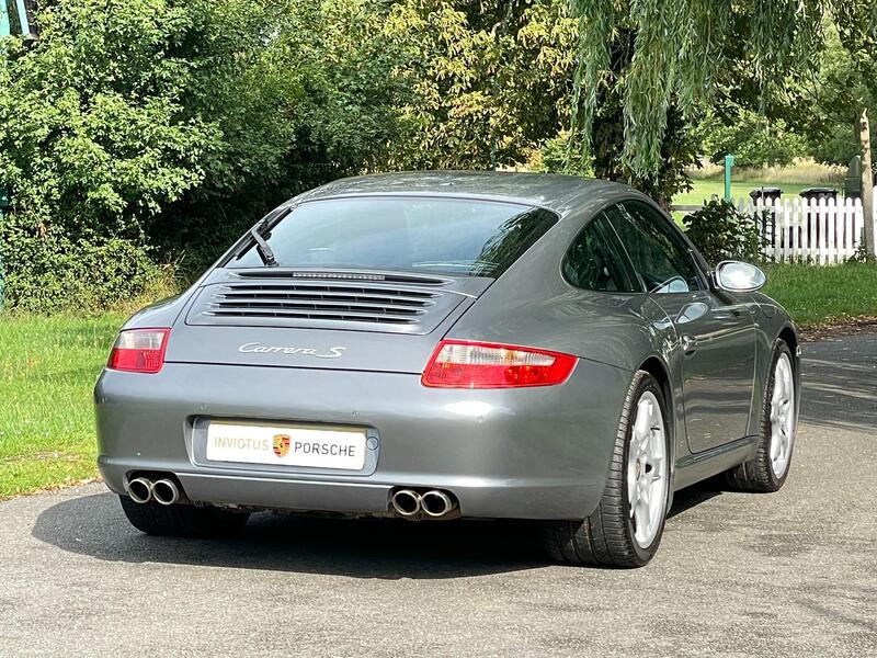Porsche 911 view 7