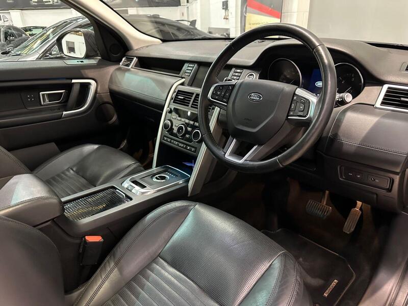 Land Rover Discovery Sport view 3