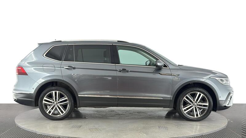 Volkswagen Tiguan Allspace view 3