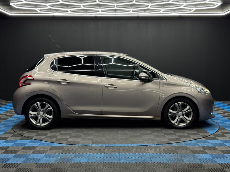 Peugeot 208 view 4
