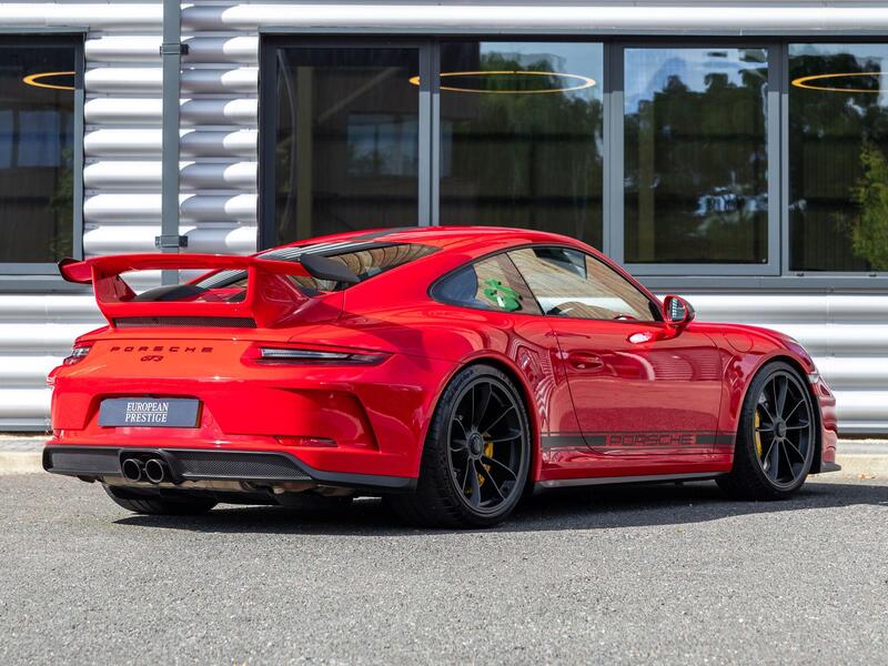 Porsche 911 view 3