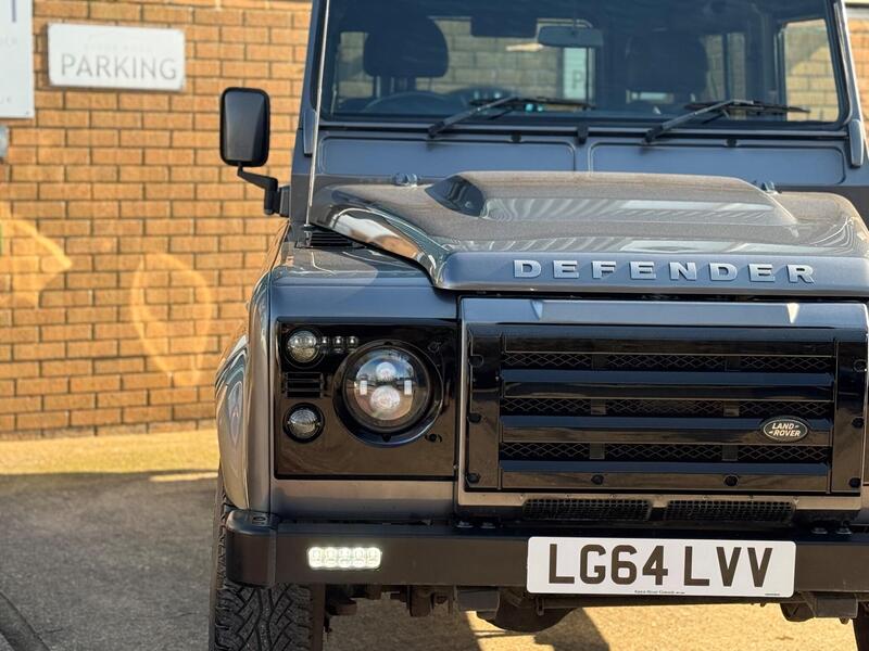 Land Rover Defender 90 view 7