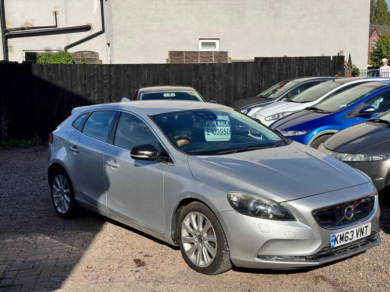 Volvo V40 — photo 1