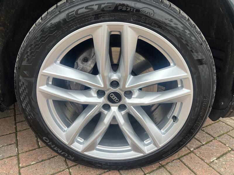 Audi Q7 view 6