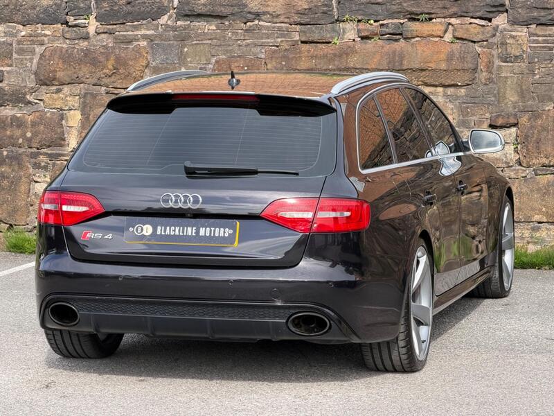 Audi RS4 view 6