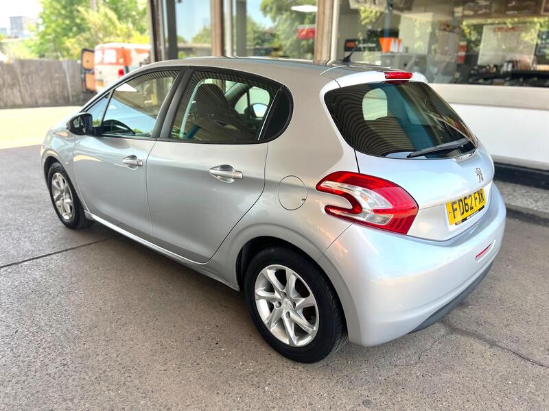 Peugeot 208 view 5
