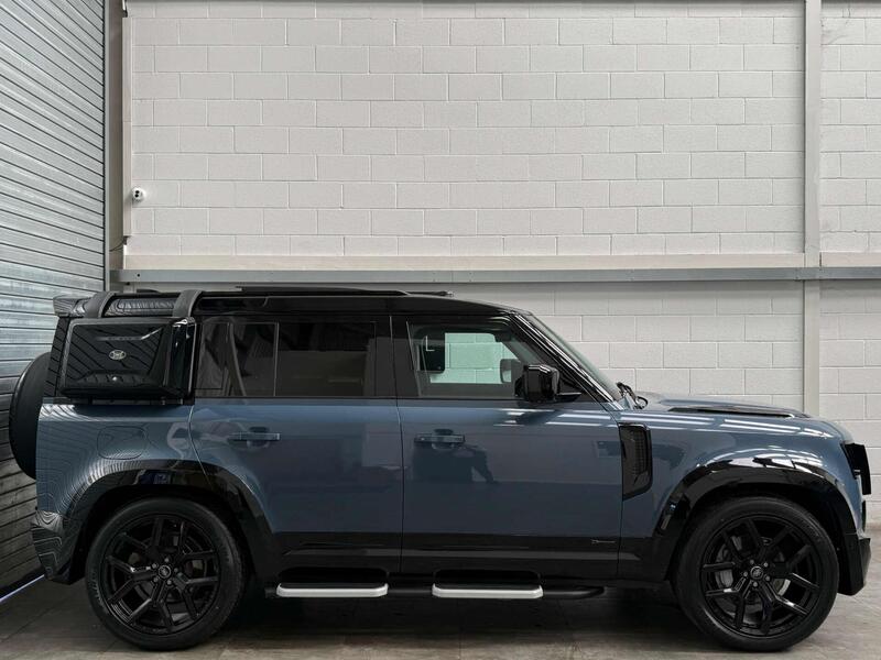 Land Rover Defender 110 view 5