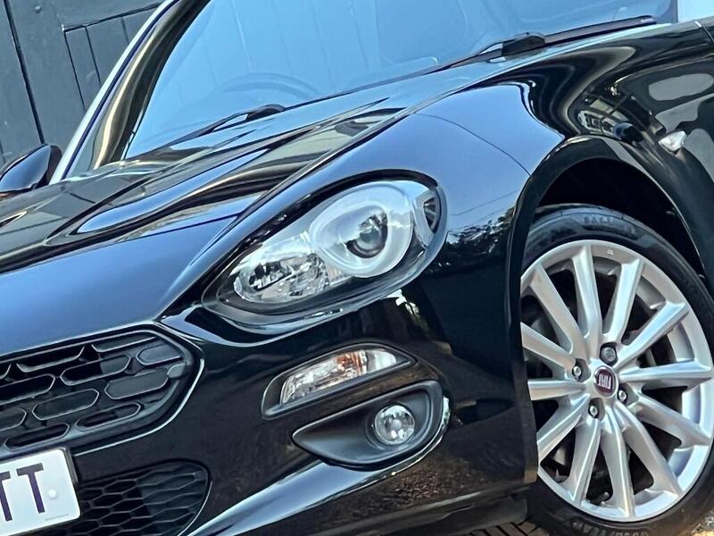 Fiat 124 Spider view 2